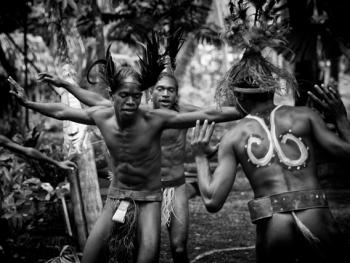 小南巴斯人的传统服饰